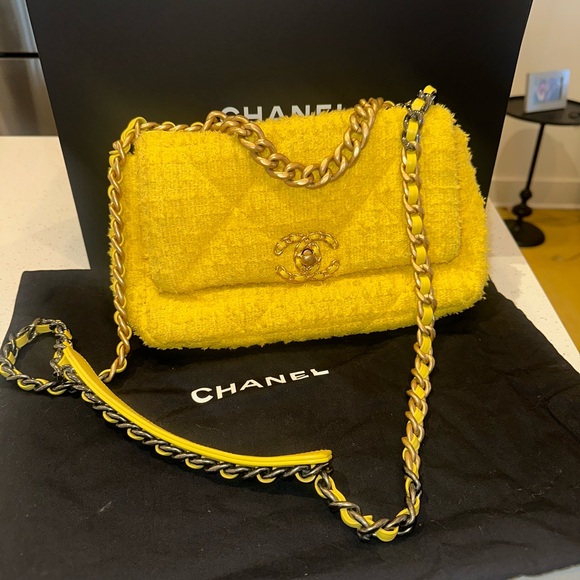 CHANEL Yellow Crossbody Bag with Quilted Texture and Gold Chain Strap - Picture 2 of 8